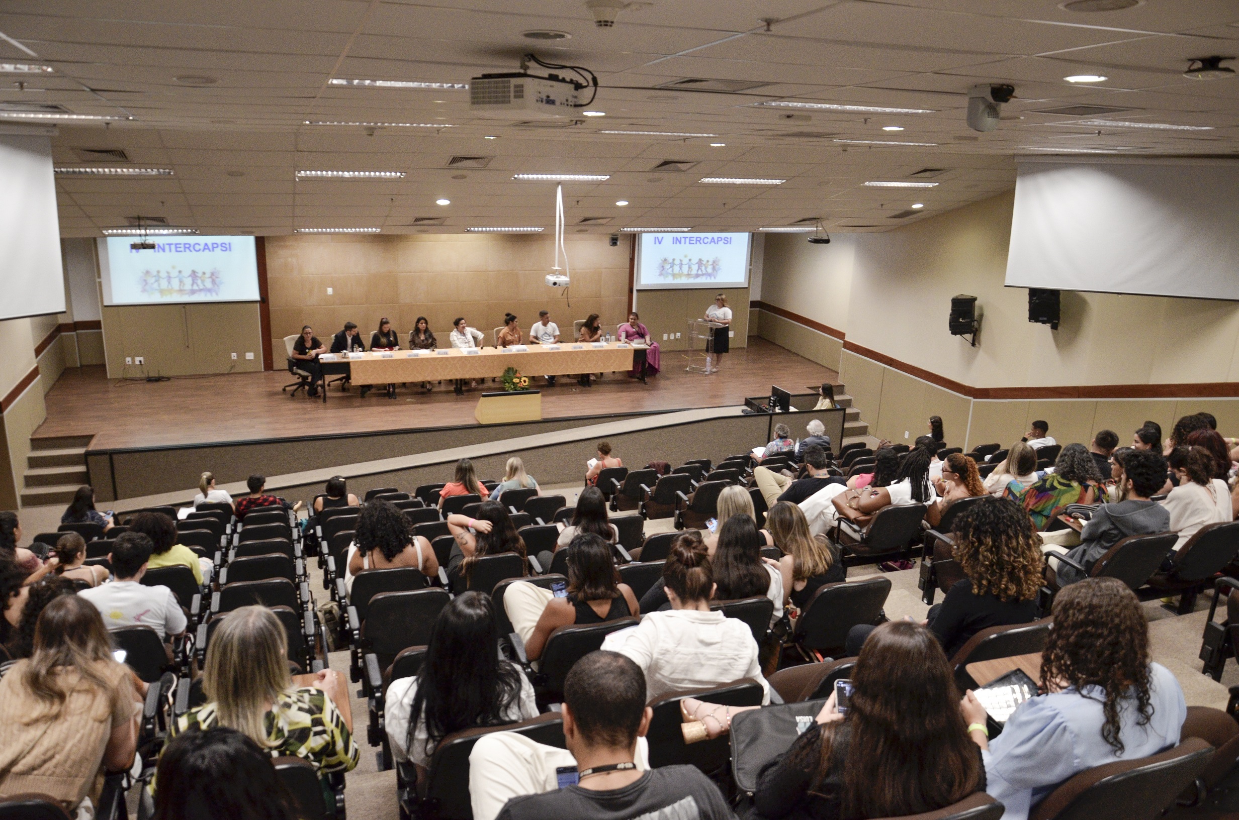 Profissionais e especialistas debatem saúde mental de crianças e adolescentes