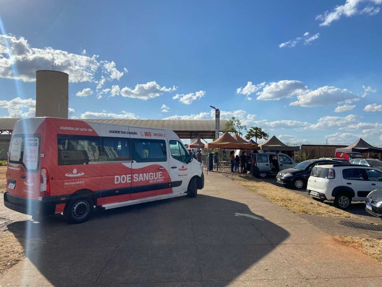 Doadores têm transporte gratuito de três estações de metrô até o Hemocentro de Brasília