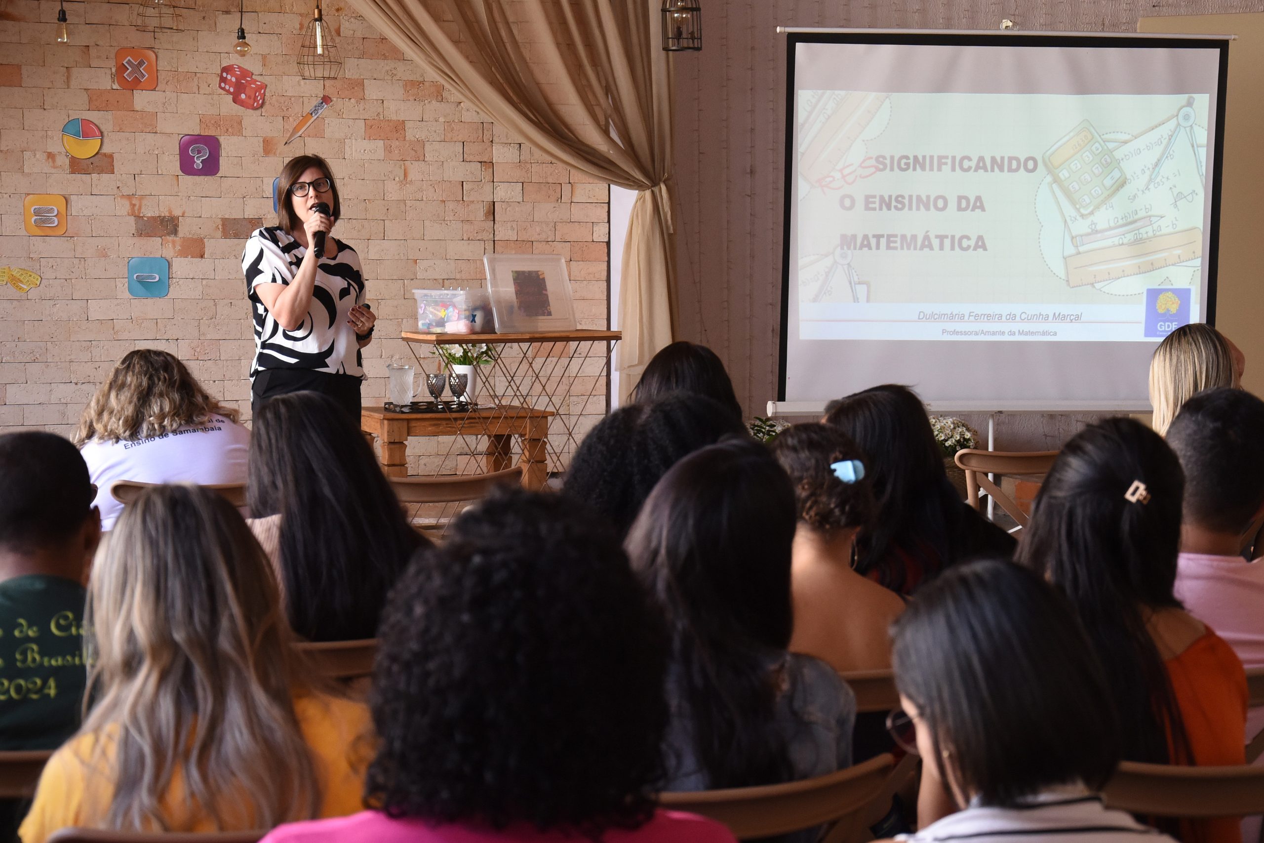 Professores de Samambaia participam de formação sobre matemática