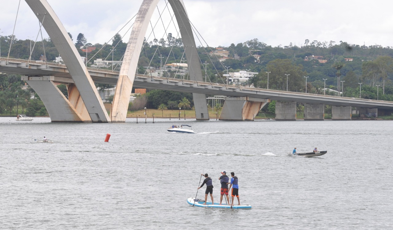 Com água limpa e própria para banho, Lago Paranoá é aliado no combate ao calor