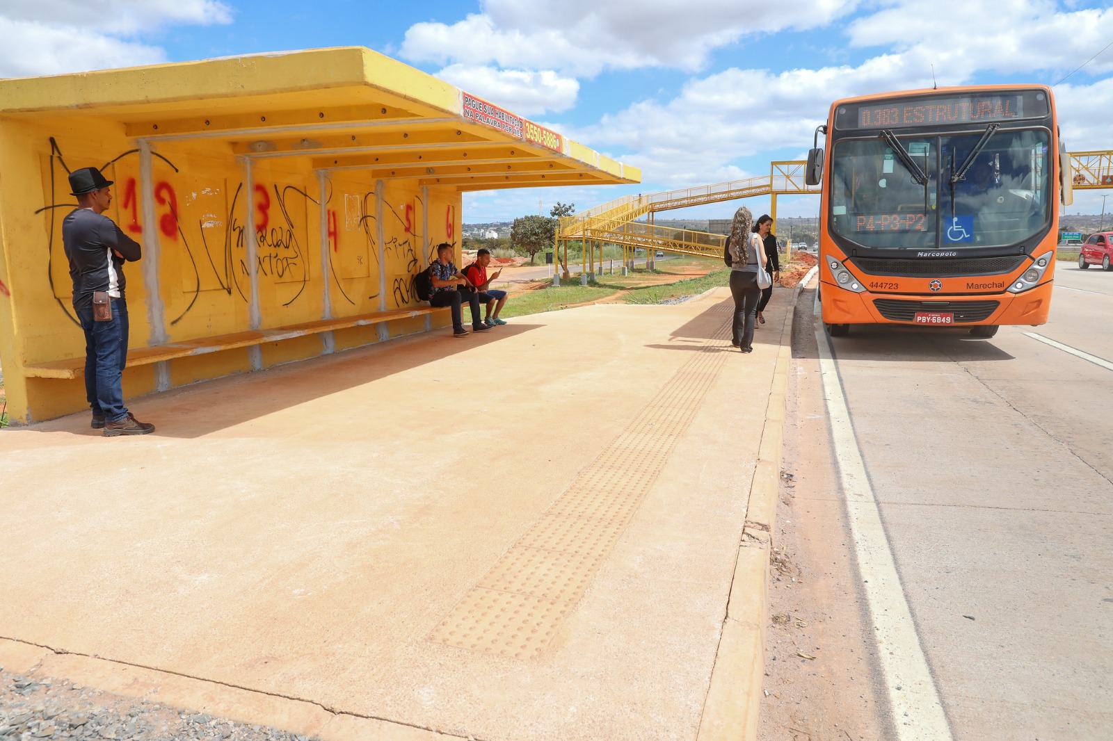 Sete RAs do DF ganham 109 novos abrigos para passageiros do transporte coletivo