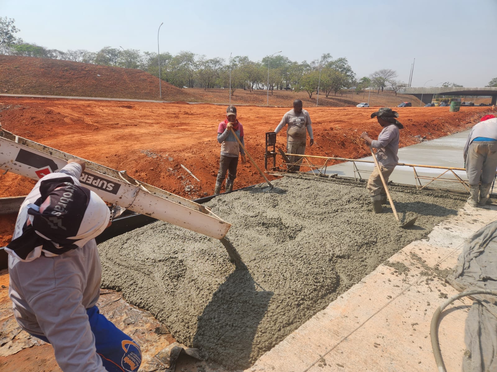 Obras do corredor para ônibus da Rodoviária da Asa Sul não param em dia de ponto facultativo