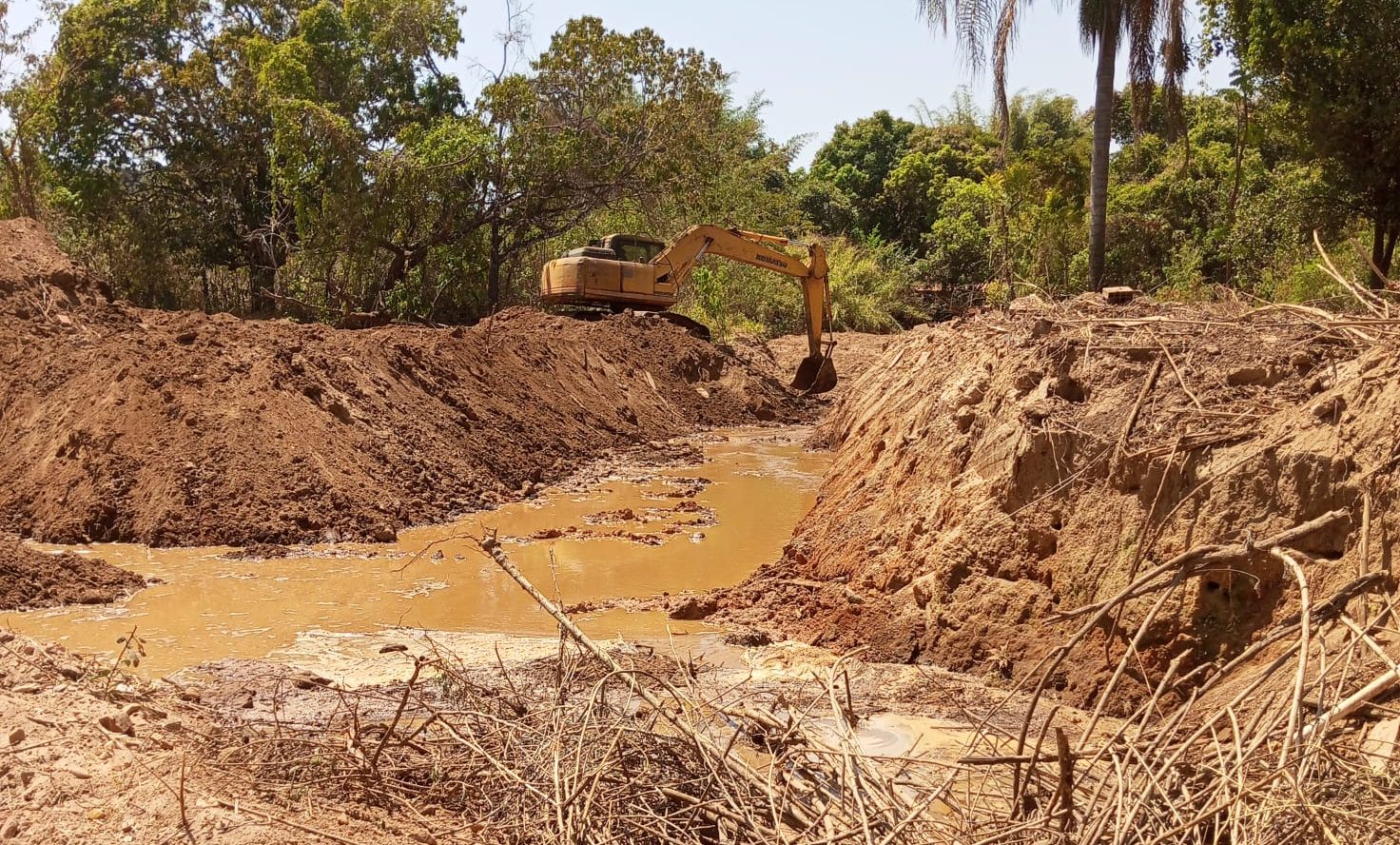 Córrego do Urubu recebe ação preventiva para a chegada das chuvas