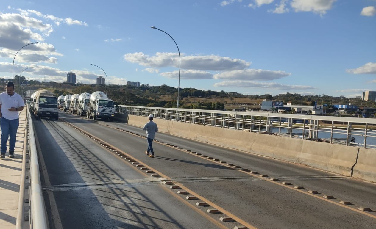 Prova de carga garante a segurança viária na Ponte Honestino Guimarães