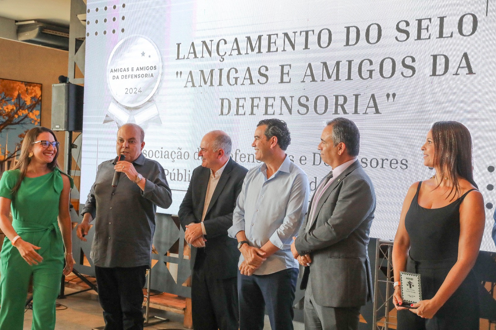 Governador e autoridades são reconhecidos com selo Amigas e Amigos da Defensoria