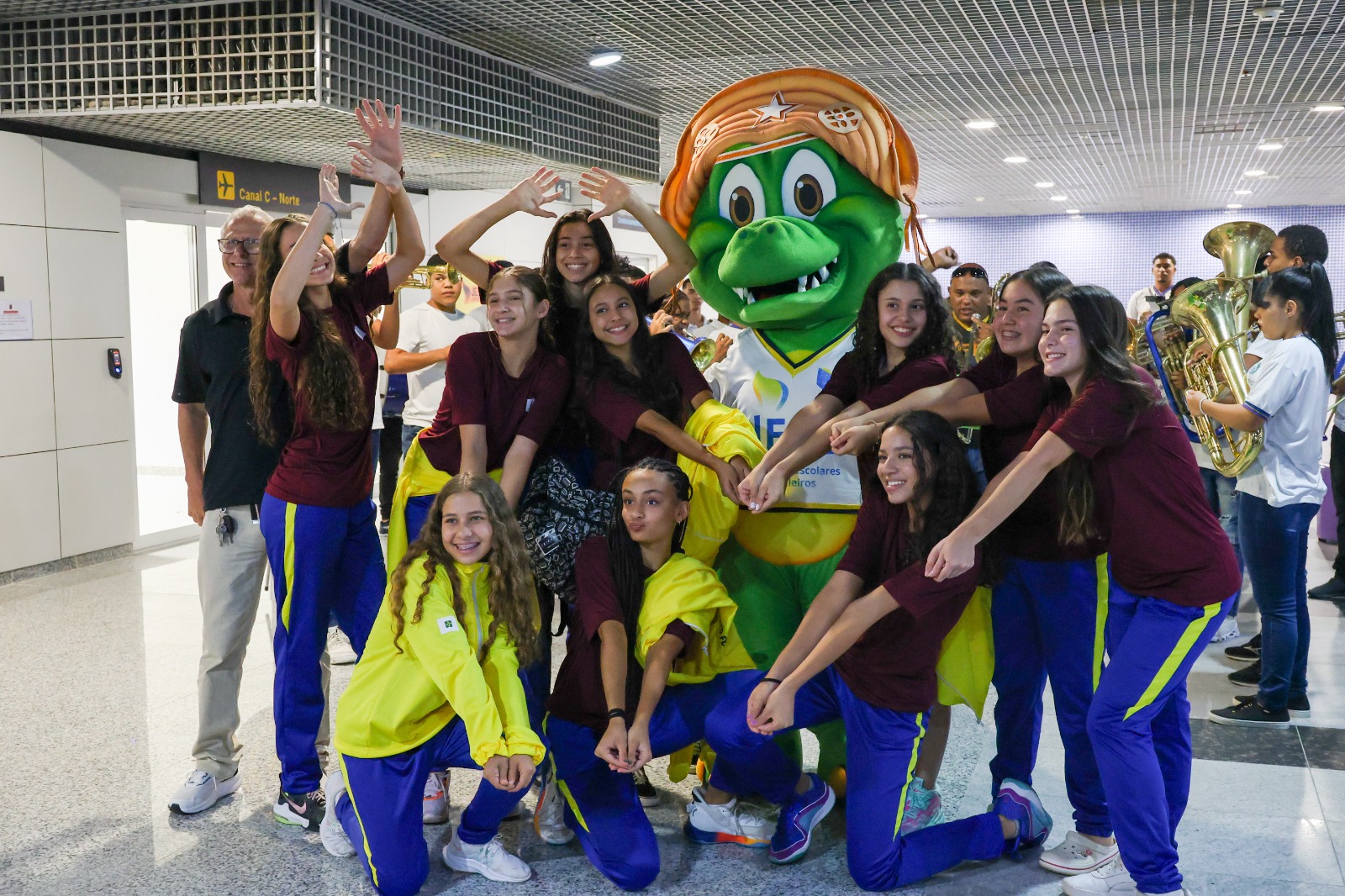 Estudantes do DF desembarcam no Recife para disputar os Jogos Escolares Brasileiros