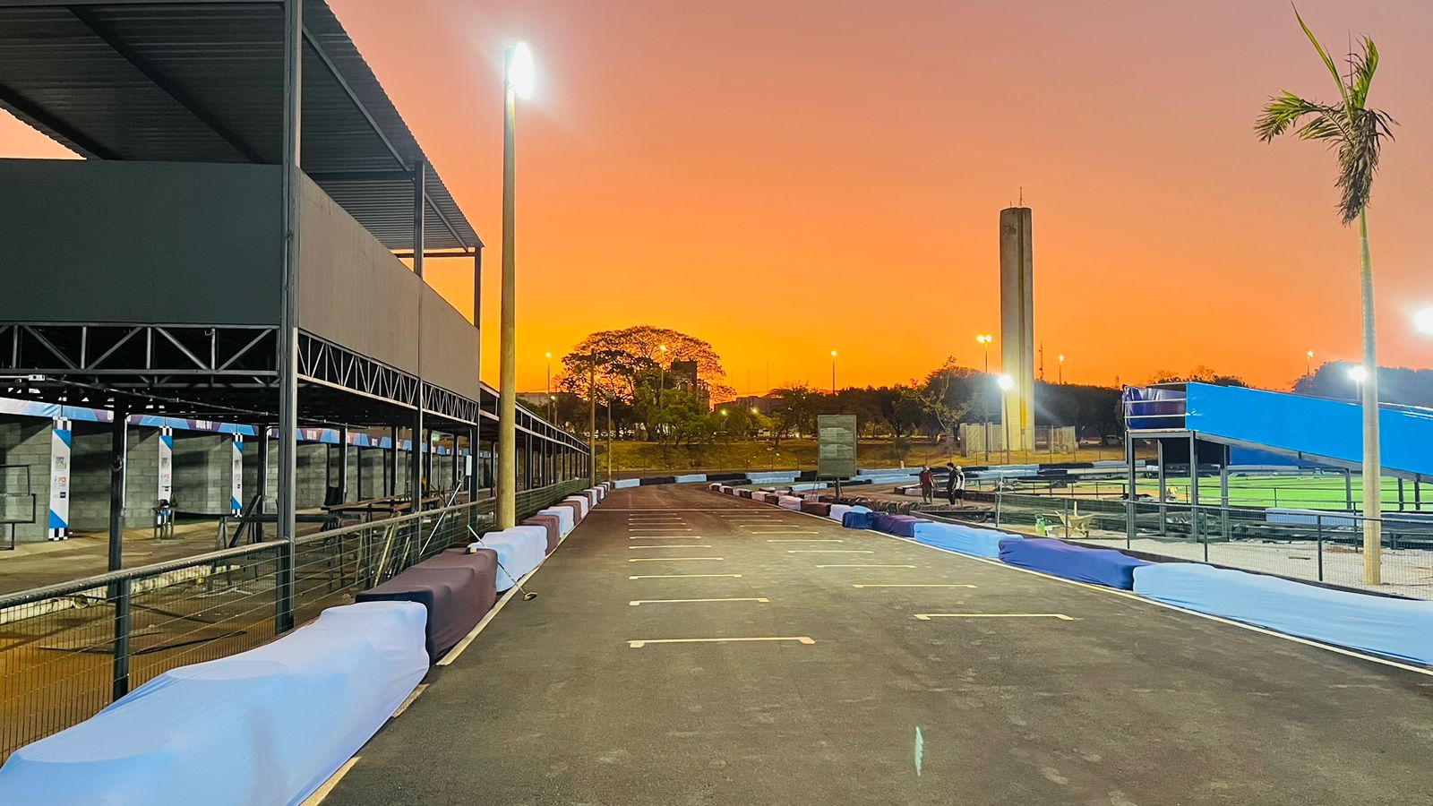 Corrida reúne grandes nomes do automobilismo na abertura do Acelera Brasília