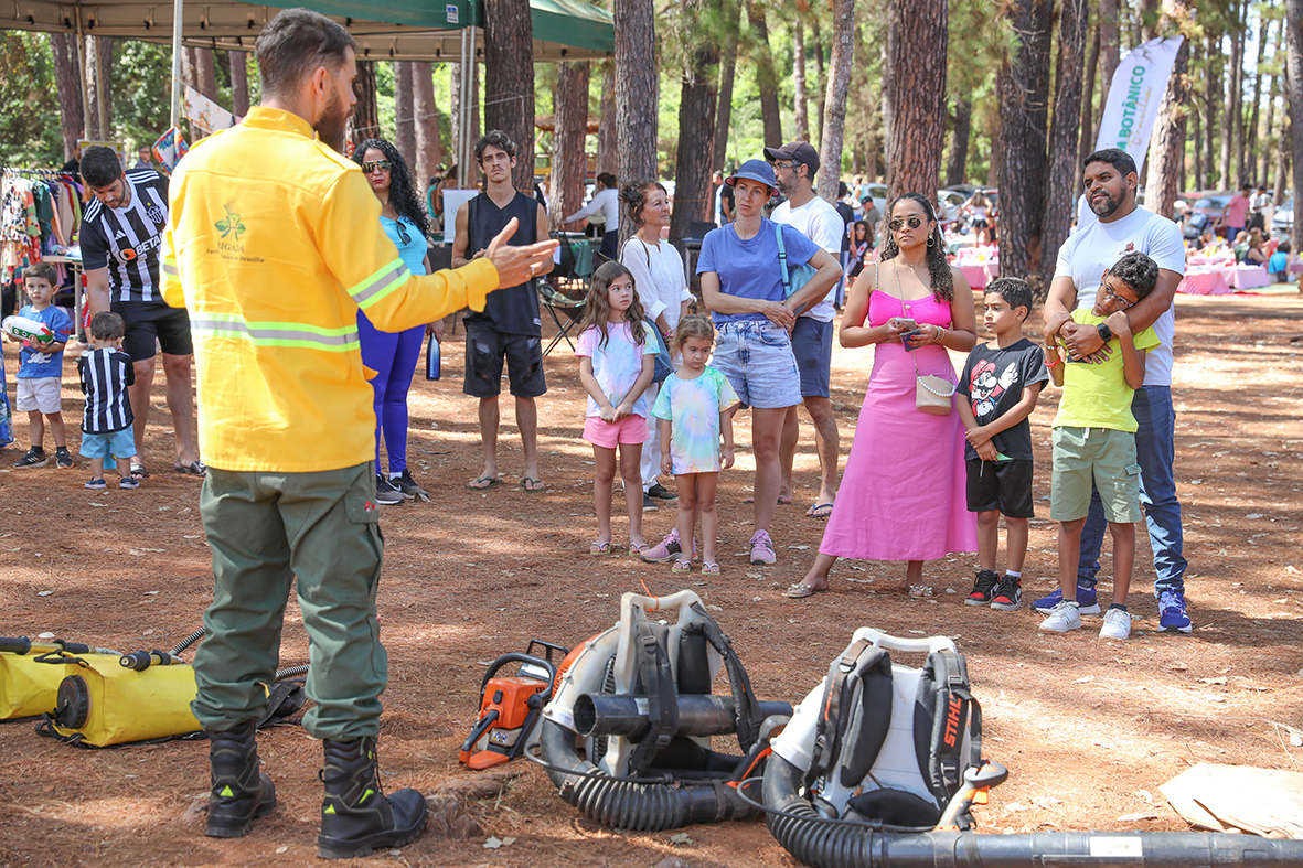 Brigadistas do Jardim Botânico de Brasília promovem ação de conscientização de combate às queimadas