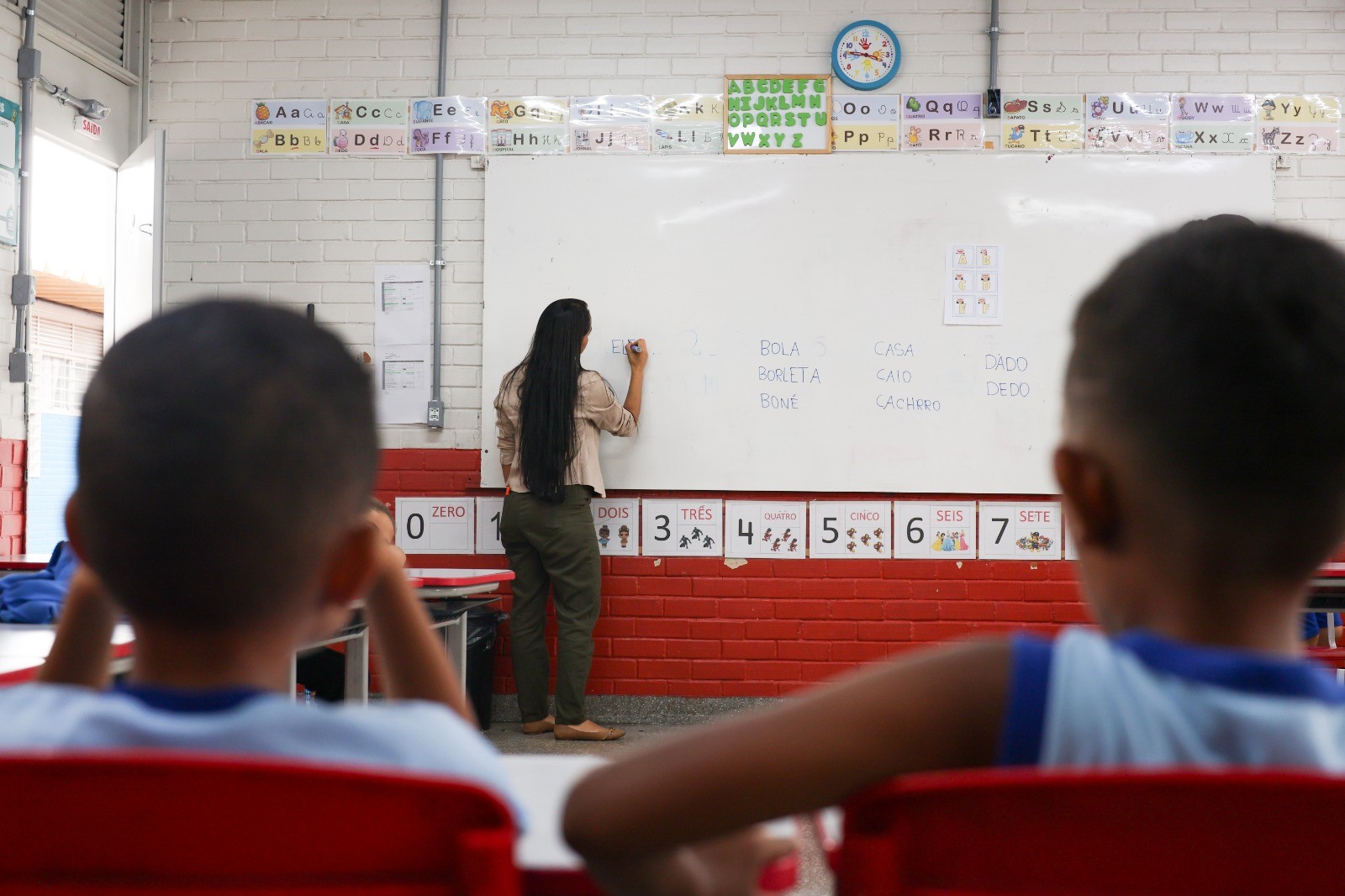 Rede pública de ensino abre inscrições pra o ano letivo de 2025 nesta terça (1º)