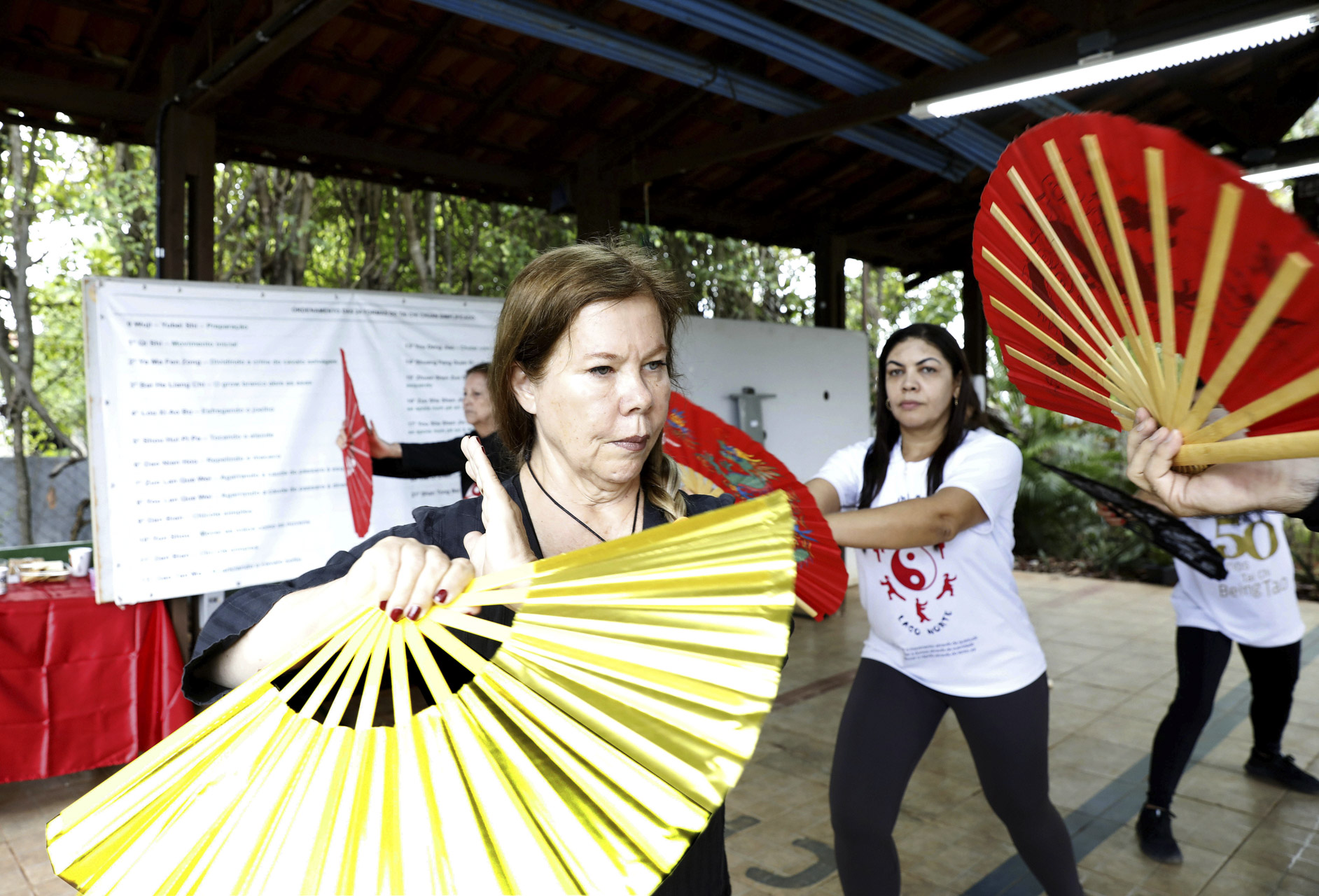 Prática de tai chi leva qualidade de vida a pacientes da rede pública de saúde do DF