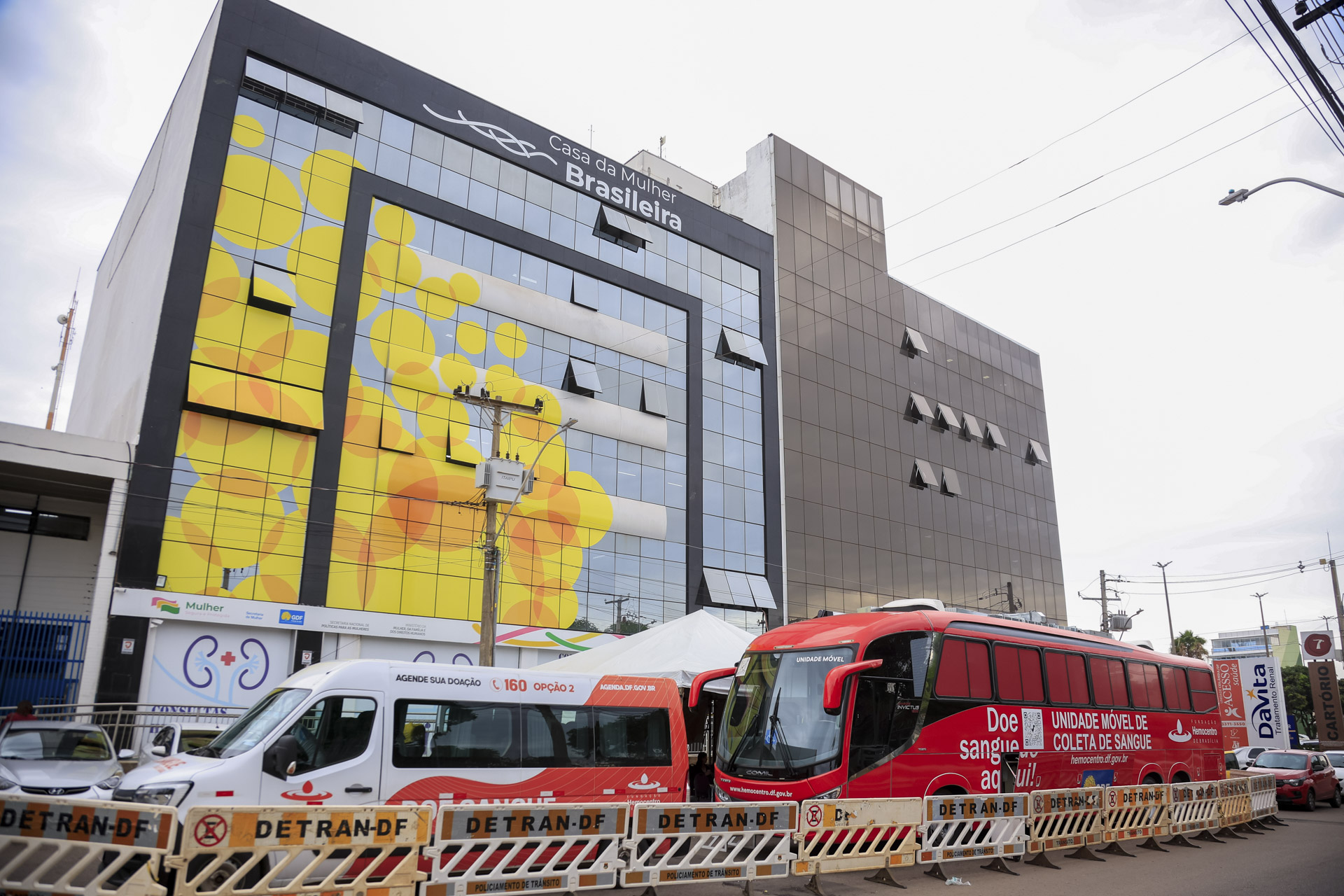 Unidade móvel do Hemocentro desembarca em Ceilândia e coleta doações na Casa da Mulher Brasileira