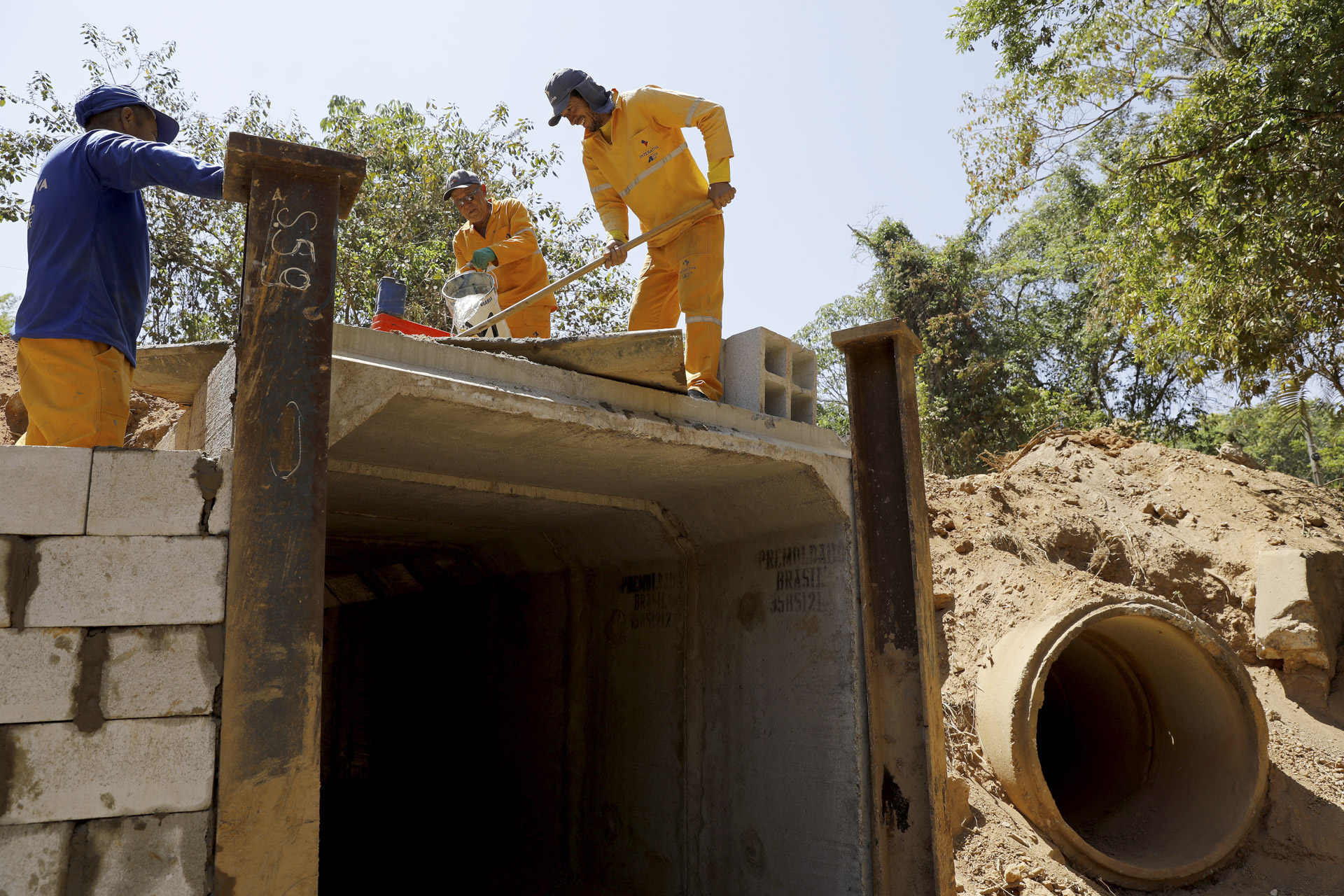 Obras na galerias do Córrego Riacho Frio reforçam drenagem em São Sebastião