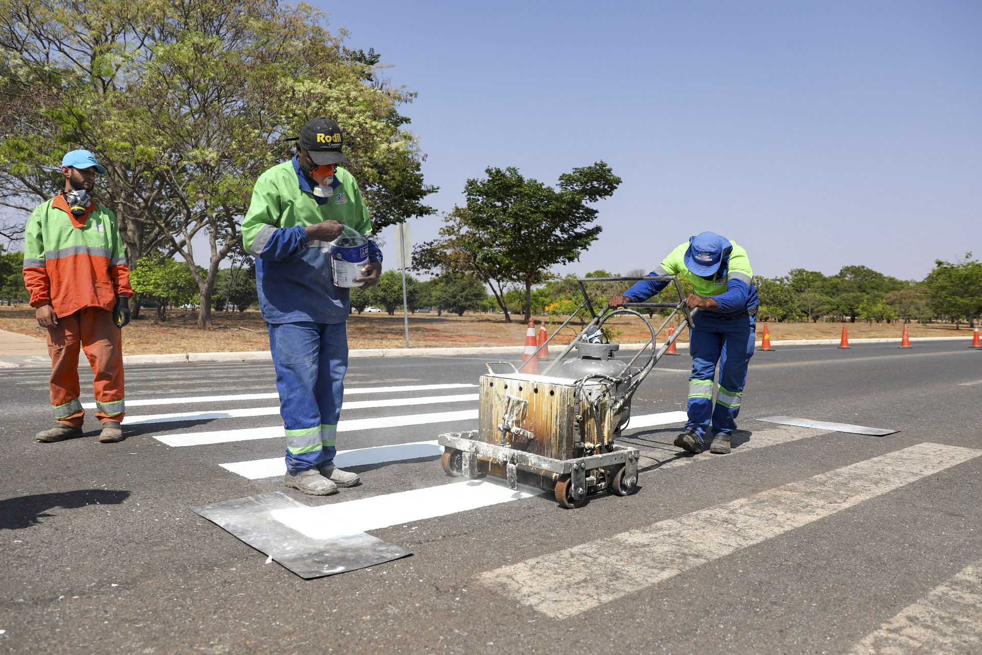 Governo trabalha na limpeza e pintura de mais de 4,4 mil faixas de pedestres antes das chuvas