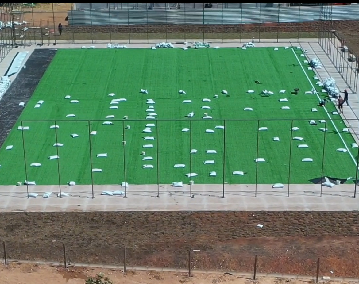 Novo campo sintético de futebol no Pôr do Sol ganha gramado