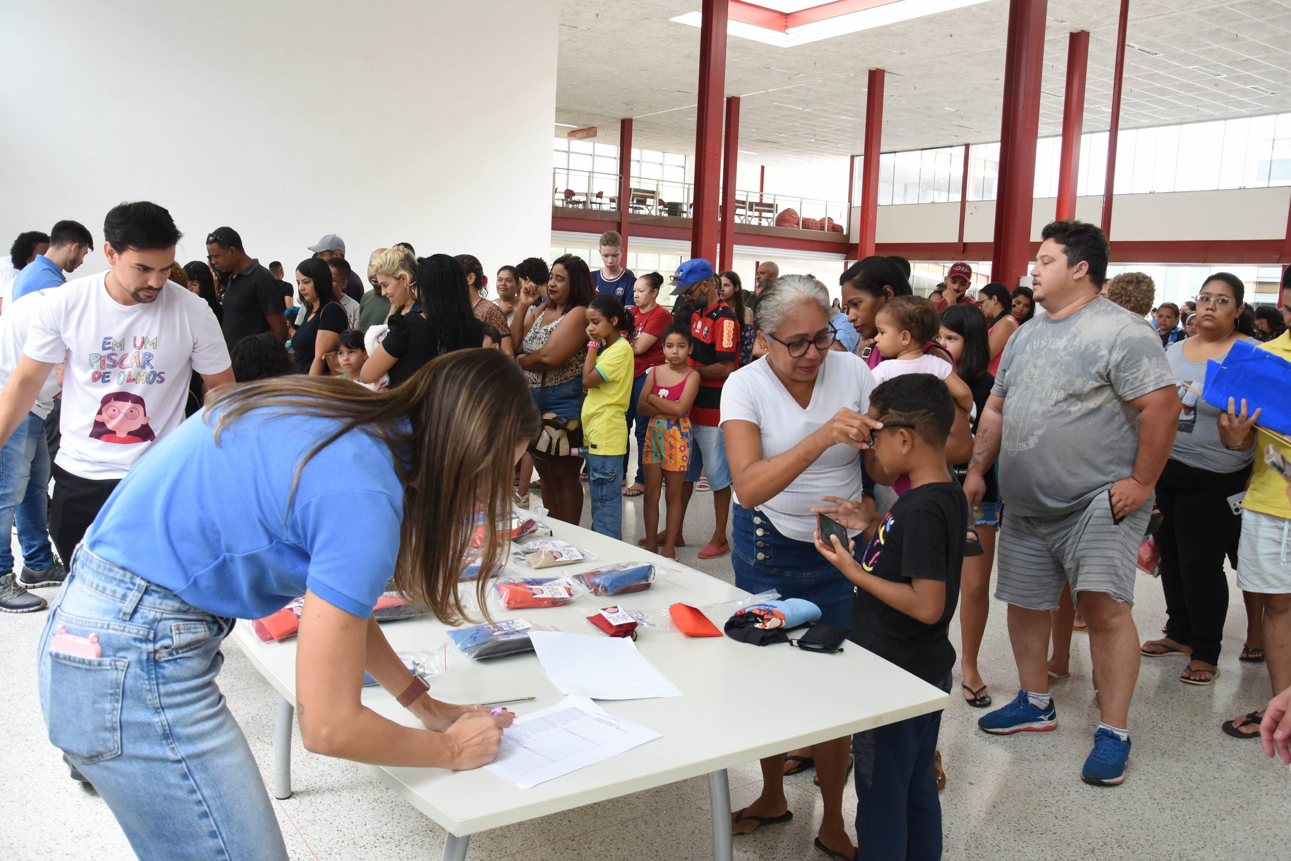 Projeto Em um Piscar de Olhos entrega 294 óculos para alunos de Ceilândia e Samambaia