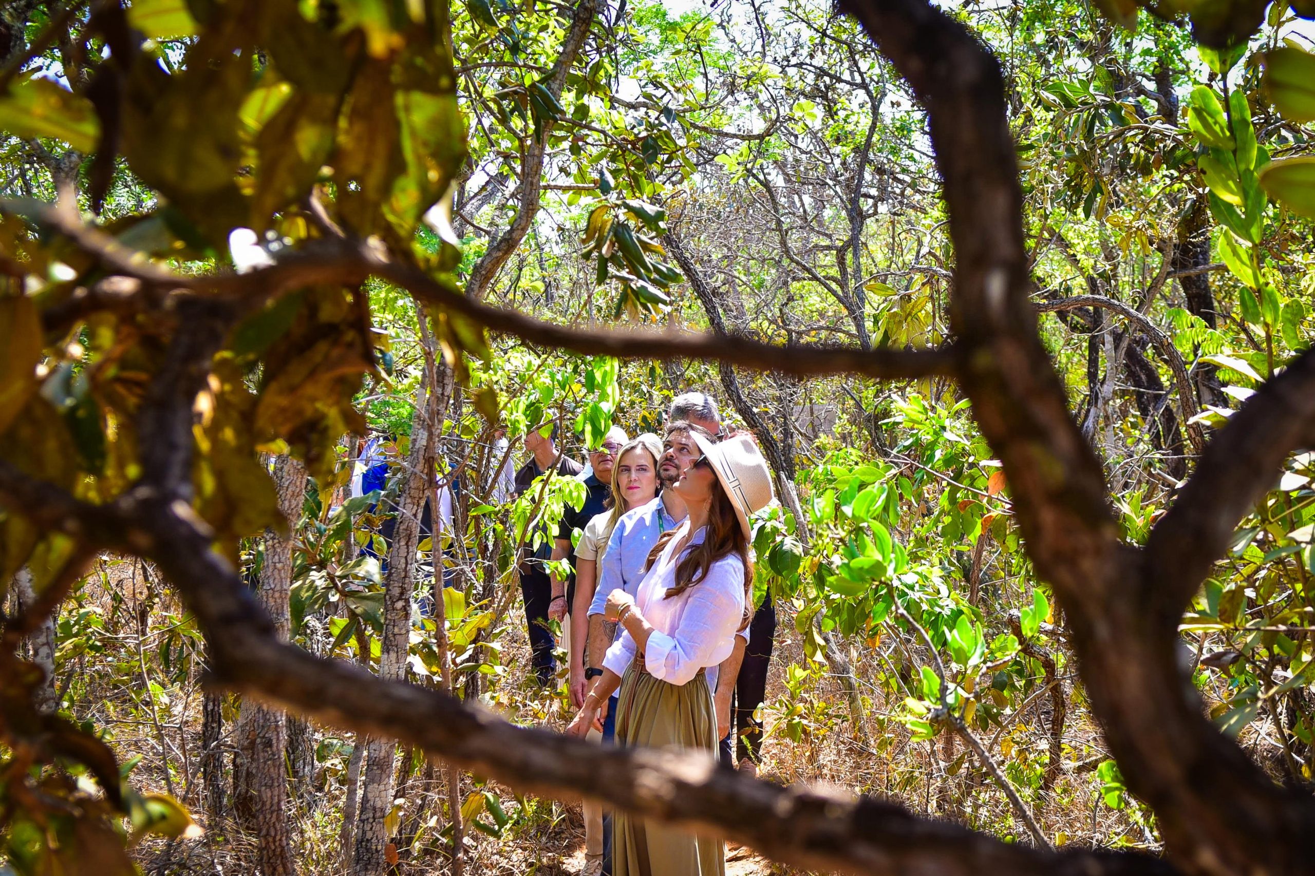 Rainha da Dinamarca visita Parque Jardim Botânico ao lado da vice-governadora Celina Leão