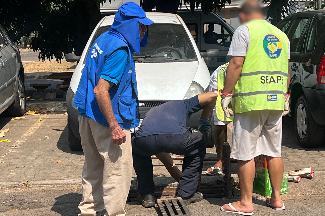 Cruzeiro intensifica limpeza das bocas de lobo