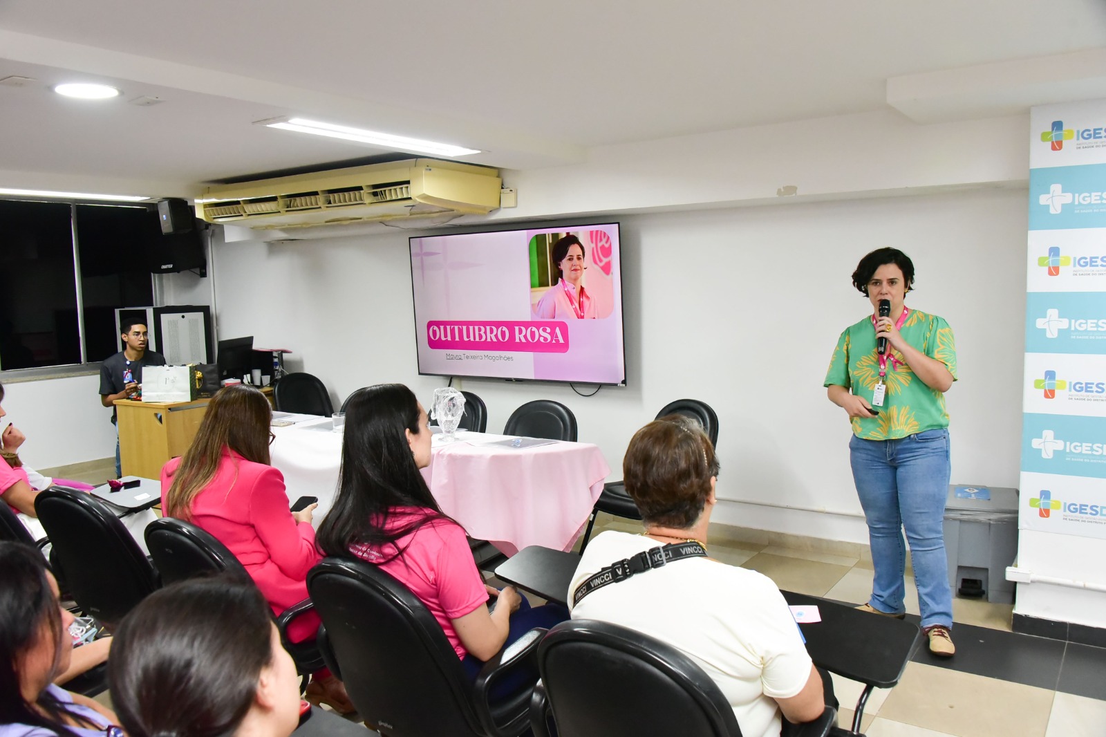 Especialistas orientam colaboradoras do Hospital de Base contra câncer de mama