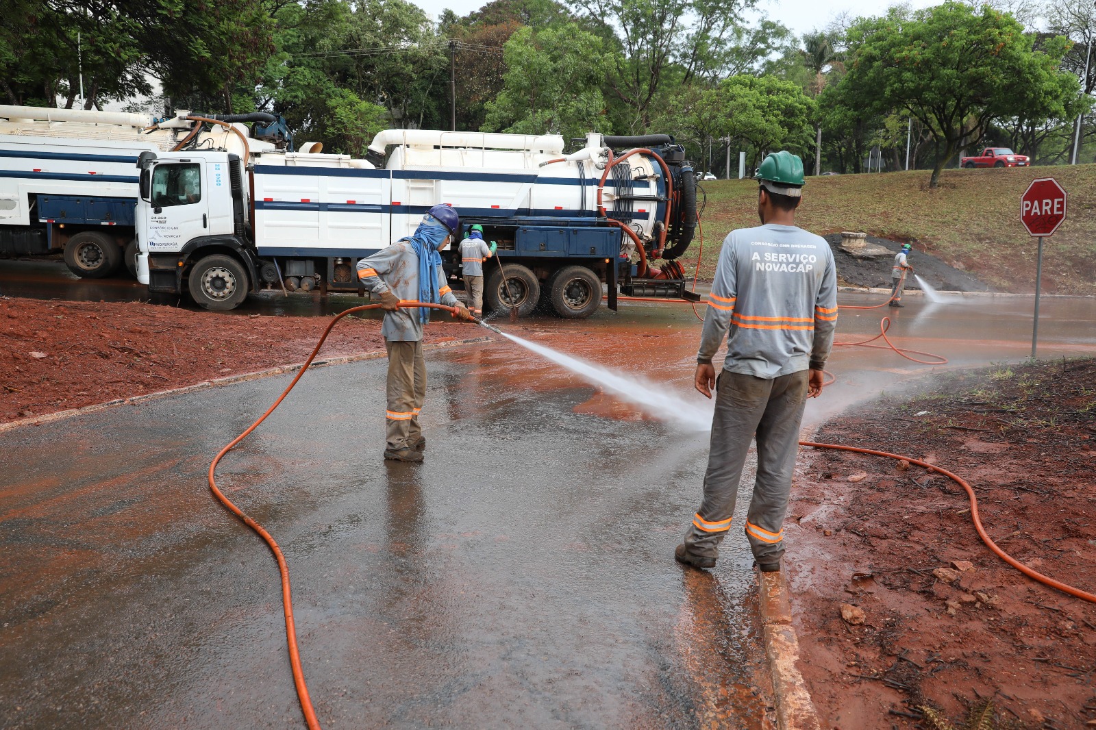 Força-tarefa emergencial trabalha para desobstruir viadutos da 102/202 Norte