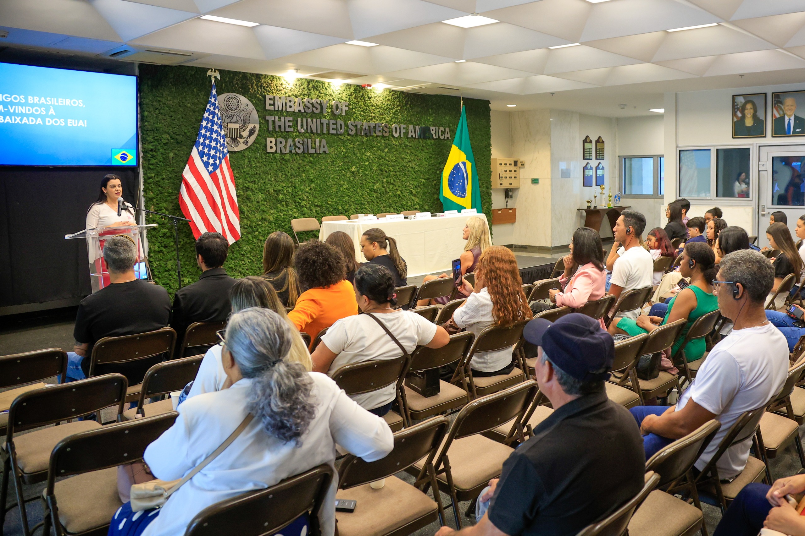 Participantes do Programa Acolher Eles e Elas visitam a Embaixada dos Estados Unidos