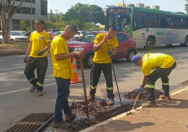 Mutirão promove limpeza de bocas de lobo no Plano Piloto