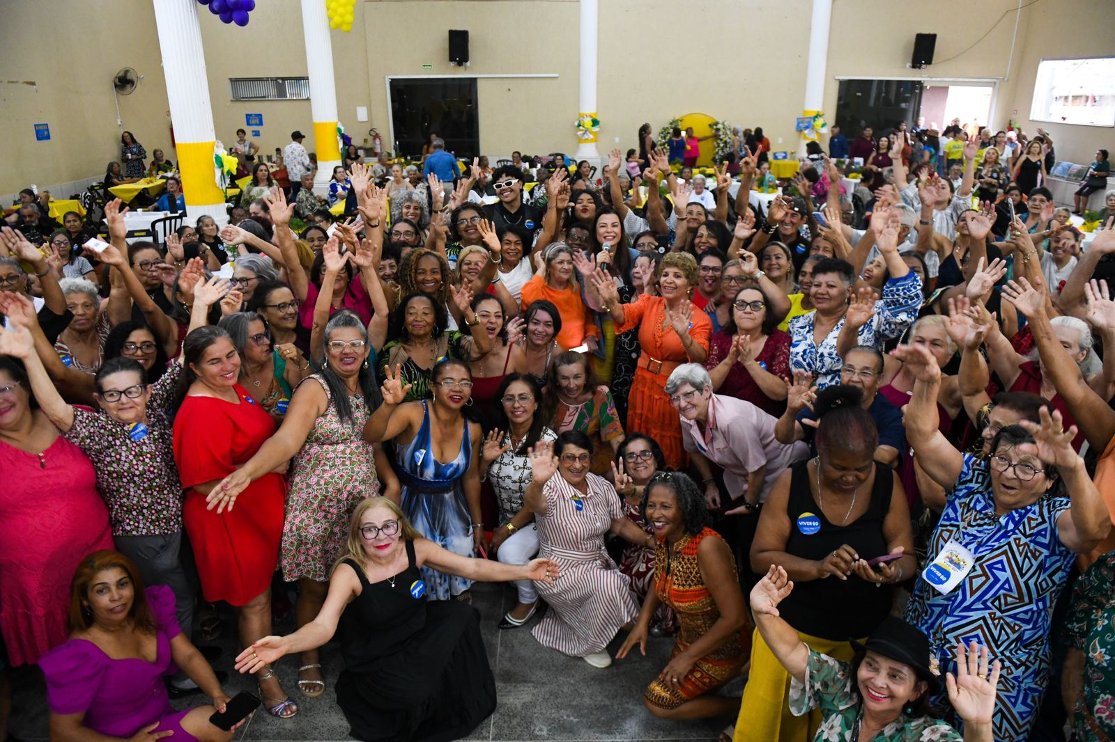 Baile do Projeto Viver 60 + atrai 700 pessoas idosas proporcionando bem-estar e diversão