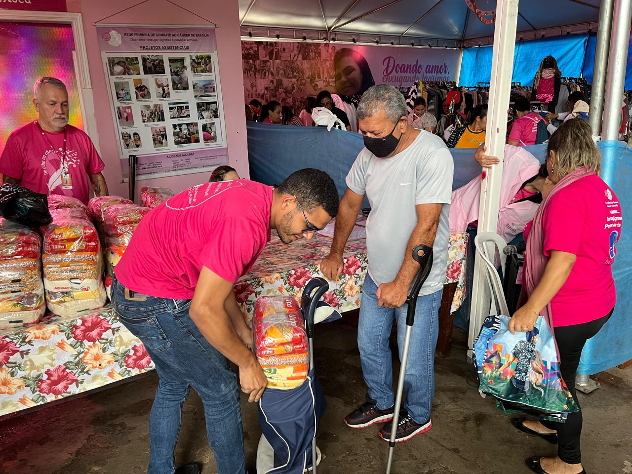 Rede Feminina de Combate ao Câncer faz entrega de 720 cestas básicas em ação do Outubro Rosa