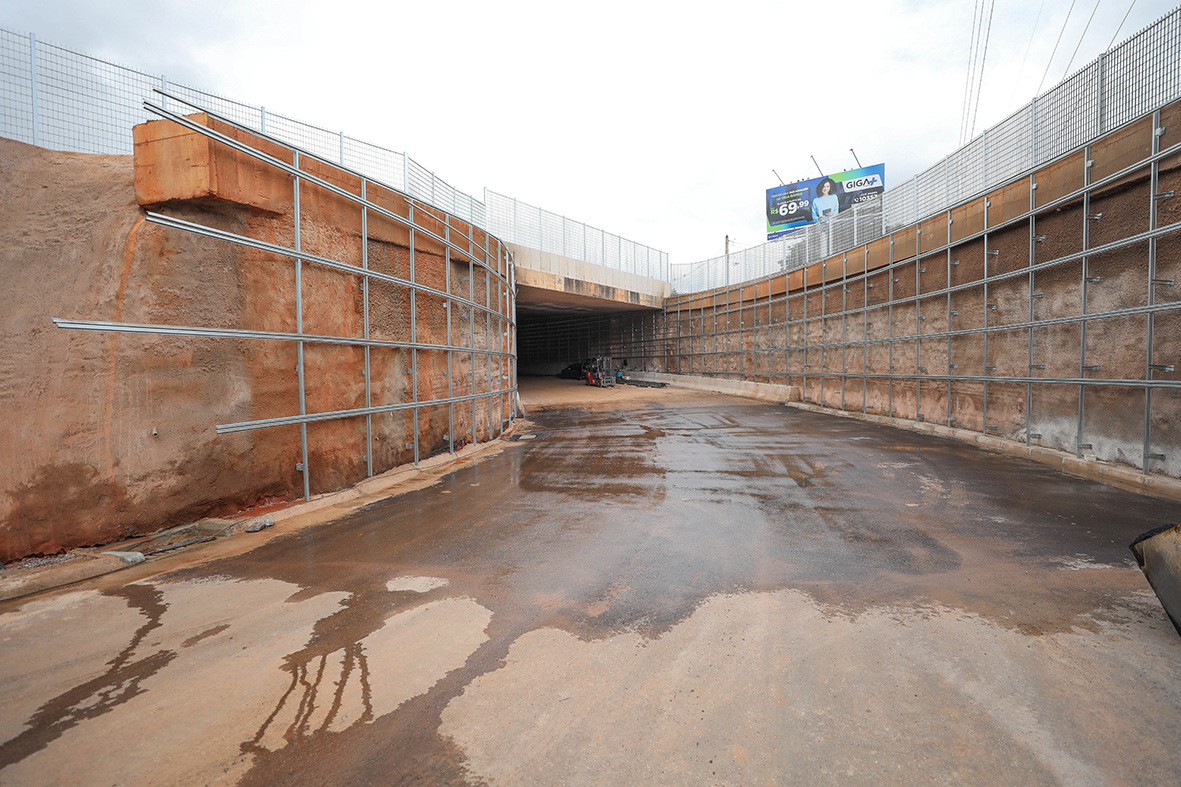 Obra do Viaduto do Riacho Fundo recebe pavimentação e equipes iniciam sinalização