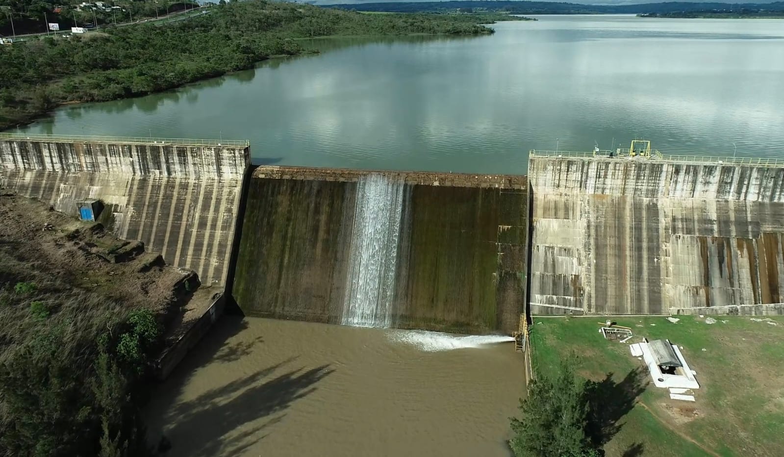 Barragem do Descoberto está cheia e verte mais cedo