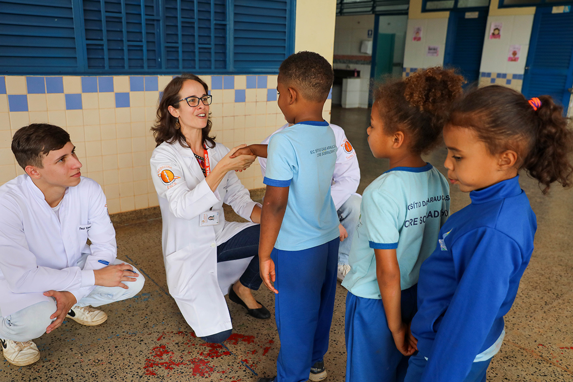 Alunos de medicina levam ações de higiene pessoal para estudantes da zona rural de Sobradinho