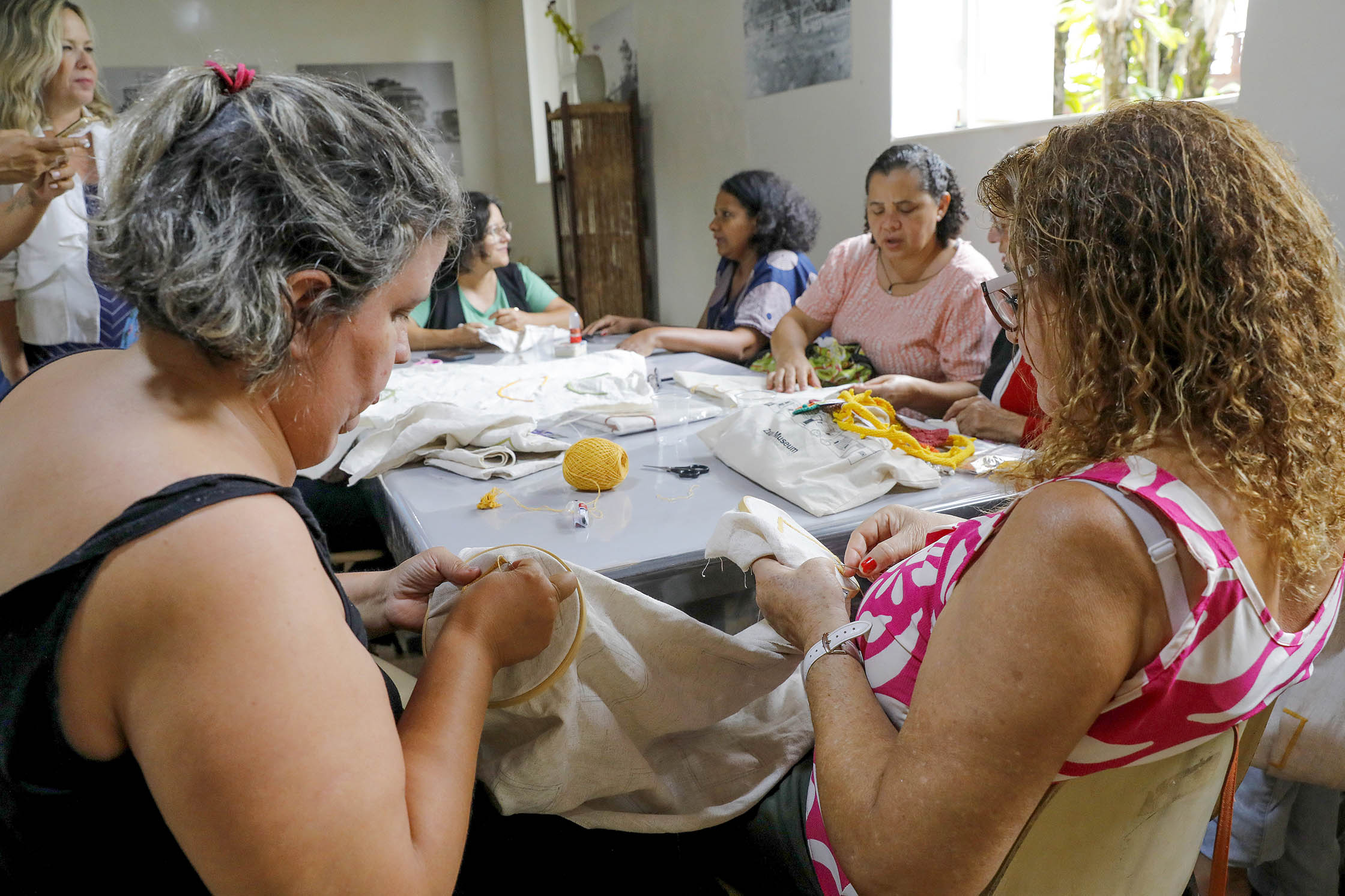 Curso de técnicas de bordado usa arquitetura brasiliense como inspiração para artesanato