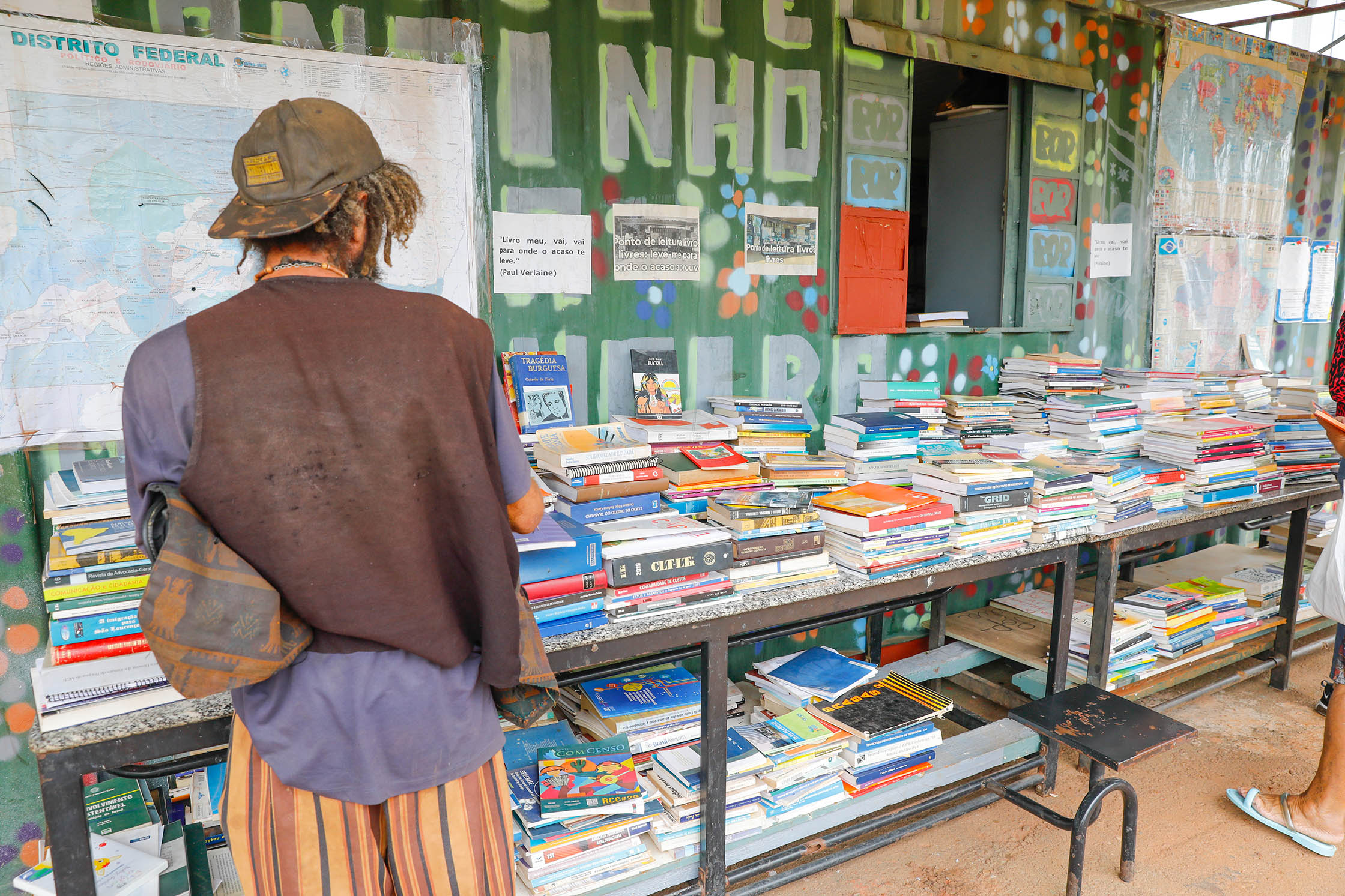 Biblioteca do Centro Pop de Brasília oferece novos horizontes a pessoas em situação de rua