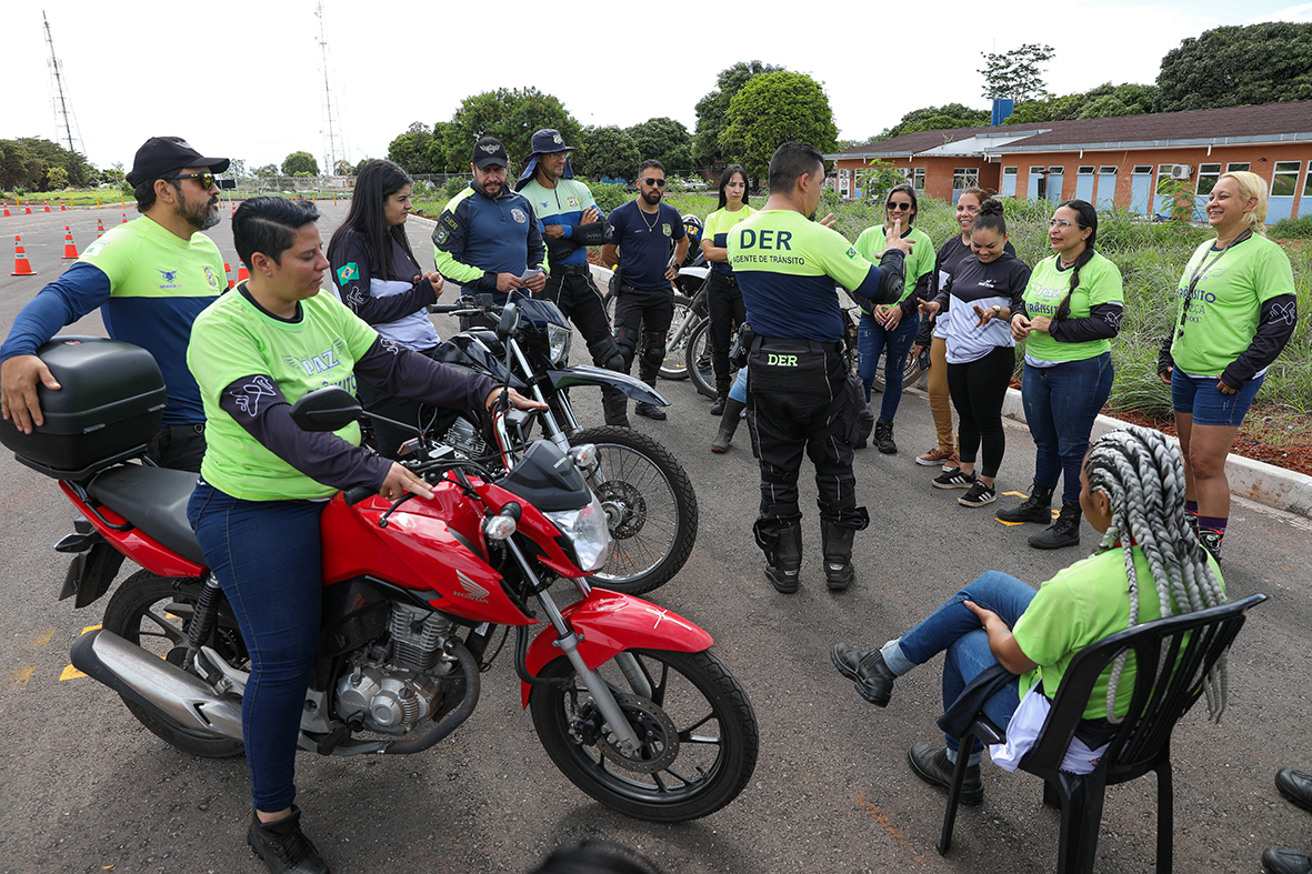 Projeto capacita entregadoras de aplicativo em pilotagem e direção segura de moto