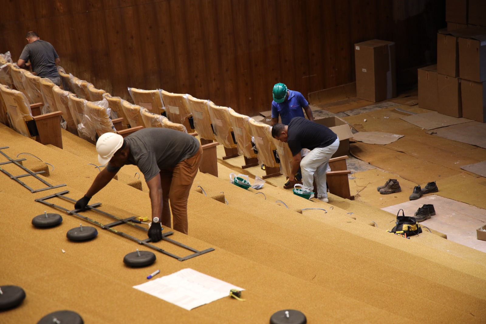 Começa a instalação das poltronas da sala Martins Pena do Teatro Nacional