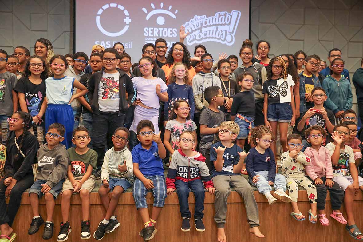 Rally dos Sertões doa óculos de grau a estudantes da rede pública do DF