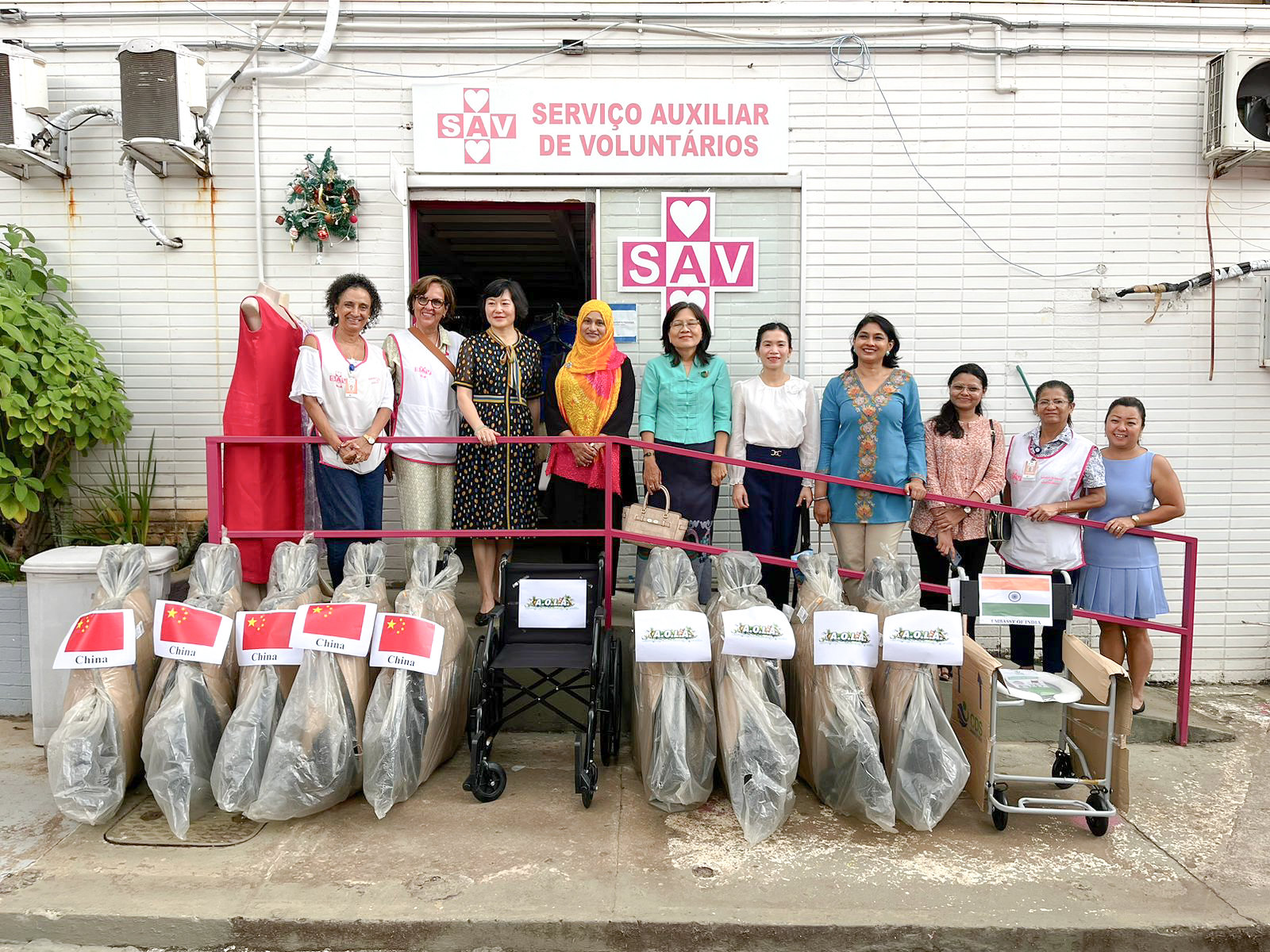 Associação de embaixatrizes entrega doação ao serviço de voluntariado do Hospital de Base