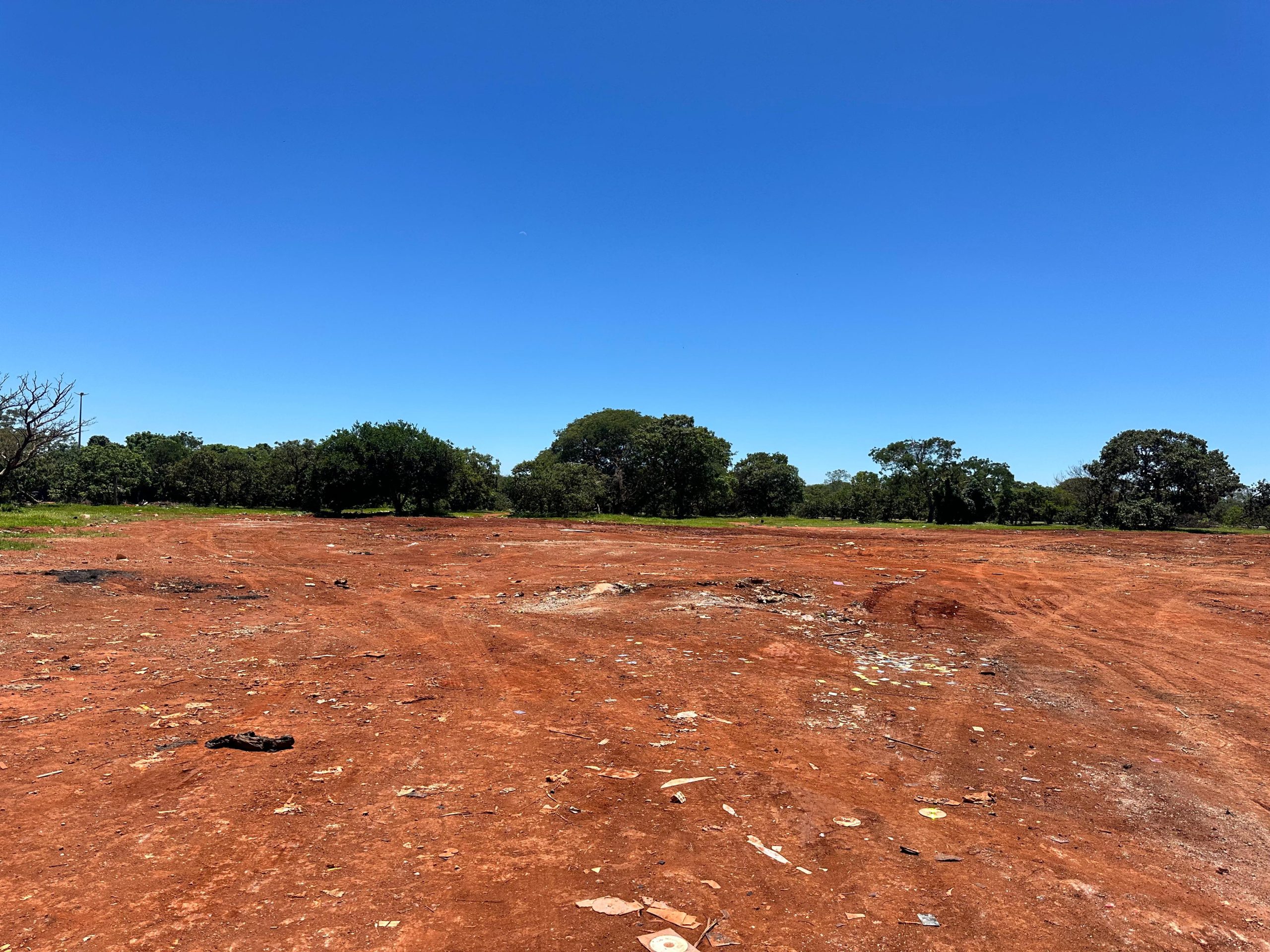 Lixão irregular é limpo na Vila Planalto