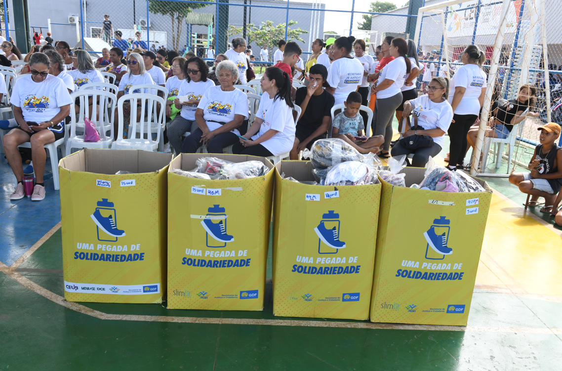 Campanha entrega material esportivo a moradores de Ceilândia e Sol Nascente