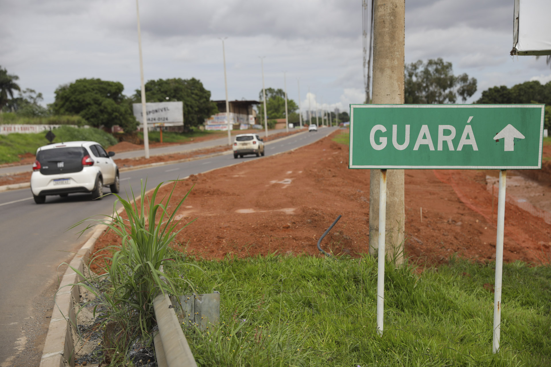 Liberação de faixa nas obras da via entre Guará e Núcleo Bandeirante melhora trafegabilidade na região