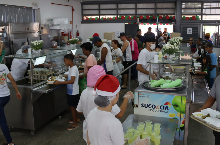 Ação leva brinquedos e a magia do Natal para o Restaurante Comunitário de Arniqueira