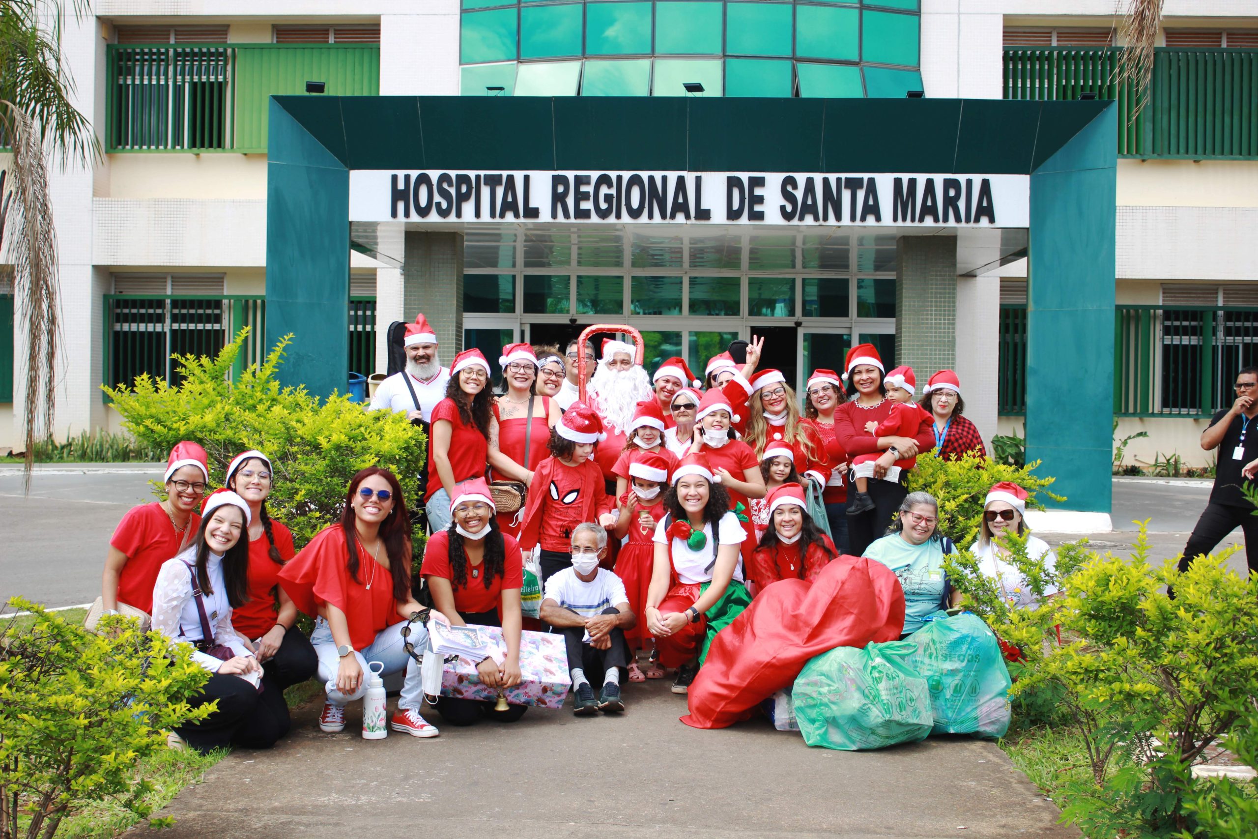 Grupo católico faz Cantata de Natal e entrega presentes para crianças internadas no HRSM