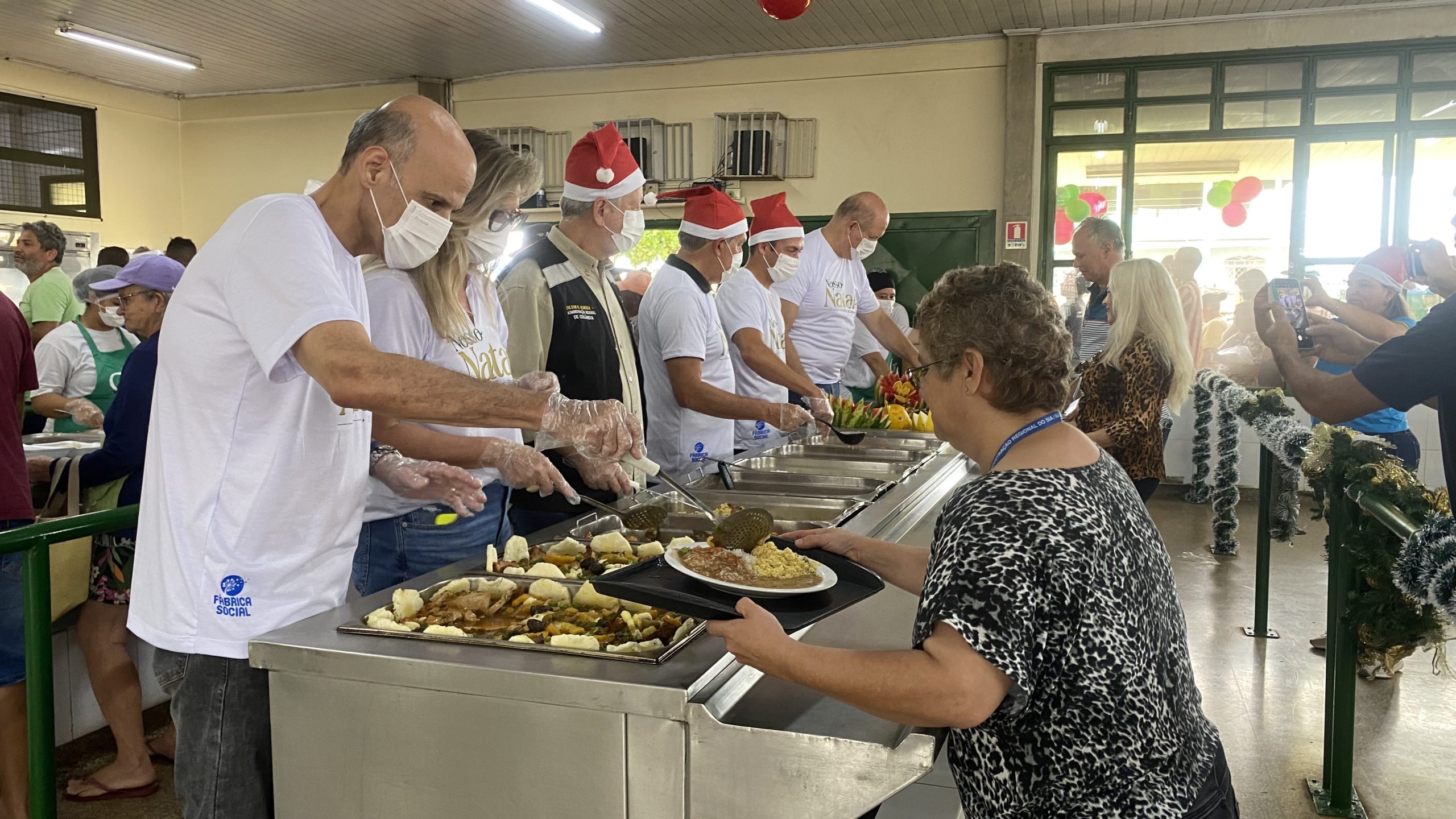 Restaurante Comunitário da QNR tem cardápio especial, brincadeiras, música e vacinação