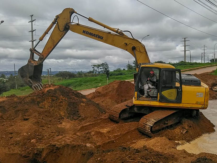 Manilhas de concreto são instaladas no acesso principal do Assentamento Dorothy Stang, em Sobradinho