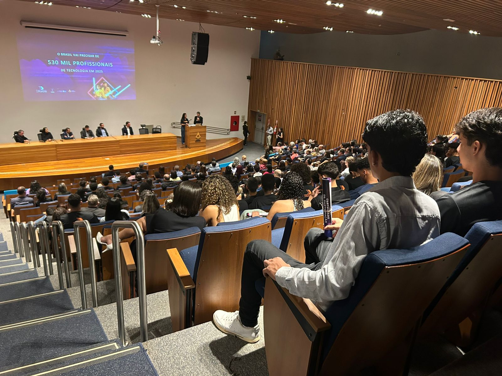 Alunos do projeto Programadores de Futuro recebem certificados de conclusão de curso no DF