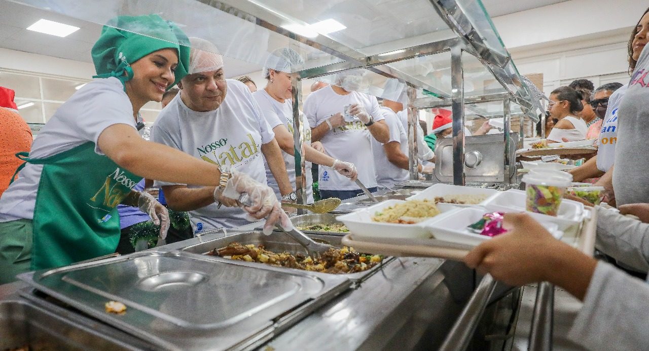 Restaurantes comunitários servem ceia natalina com atrações musicais e Papai Noel