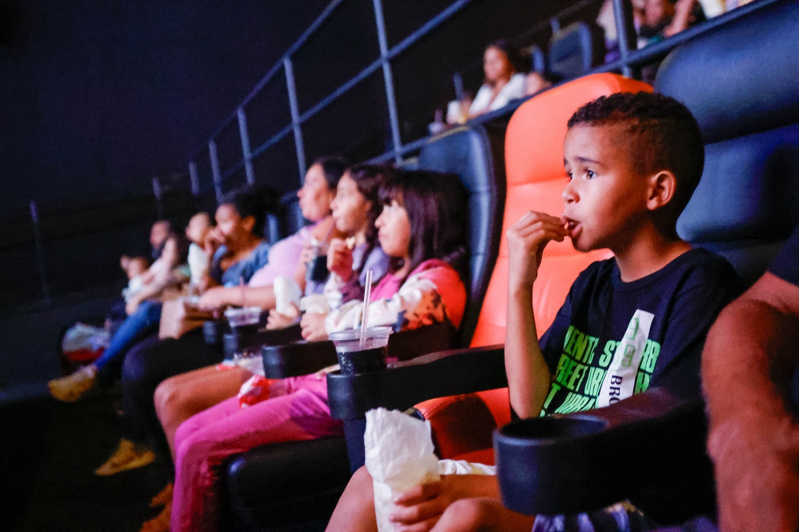 Sessão de cinema especial para famílias do programa Acolher Eles e Elas