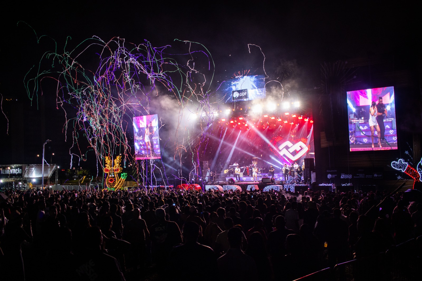 Show de Mari Fernandez reúne 20 mil pessoas na primeira noite da festa de fim de ano na Torre de TV