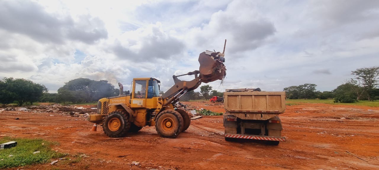 Lixão irregular na Vila Planalto é limpo por equipes do GDF