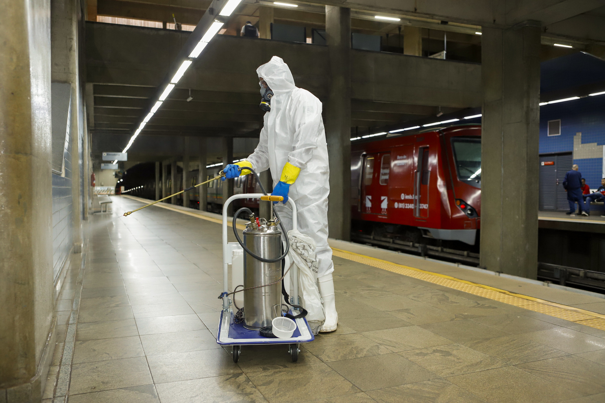 Estações de metrô têm ação de borrifação de inseticida contra o mosquito transmissor da dengue