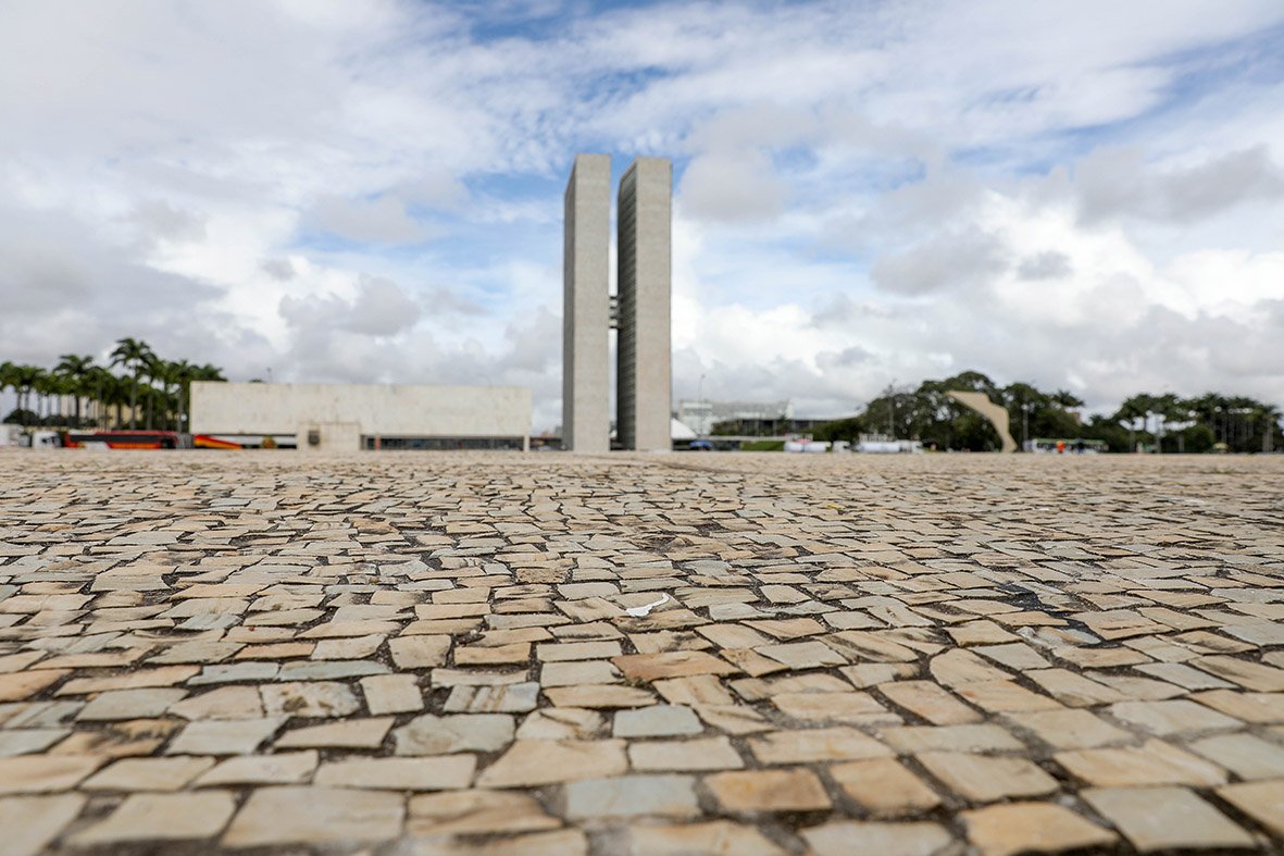 Após reforma, GDF inicia limpeza de pedras portuguesas da Praça dos Três Poderes